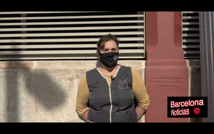 empleada del mercado de sant antoni de barcelona hablando de lo vergonzoso que son los políticos