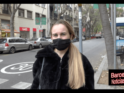 45″ Hay más gente en la calle y nadie hace&nbsp;nada.