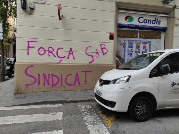 pintadas sucias en la pared de un sindicato
