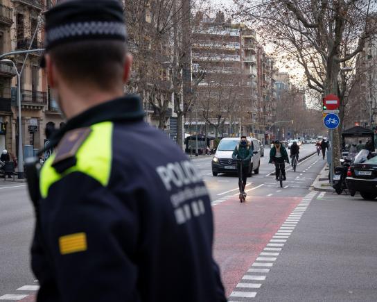 guardia urbana controlando bicicletas barcelona noticias