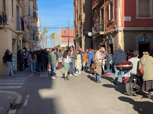 gente-calle-bar-leo-barcelona-noticias