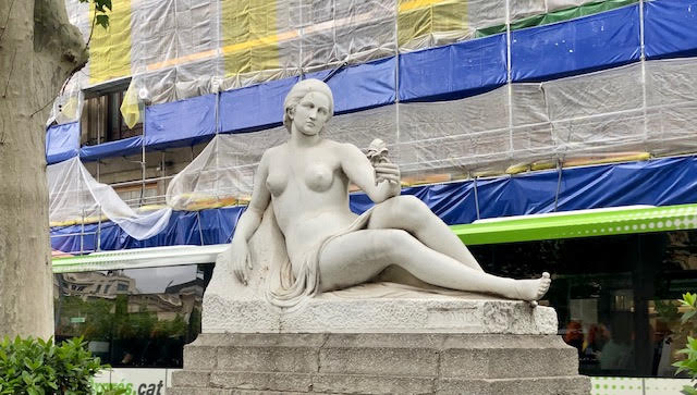 mujer-posando-topless-fascismo-barcelona-noticias