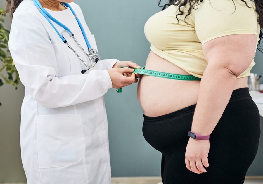 doctor-miediendo-barriga-obeso-barcelona-noticias