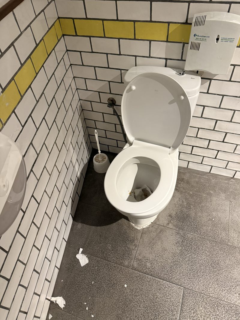 dos-llamas-de-oro-wc-sin-tirar-de-la-cadena-zona-urquinaona