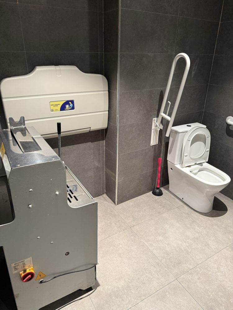 lavabo-con-cortadora-de-pan-y-cambiador-de-ninos-barcelona-noticias