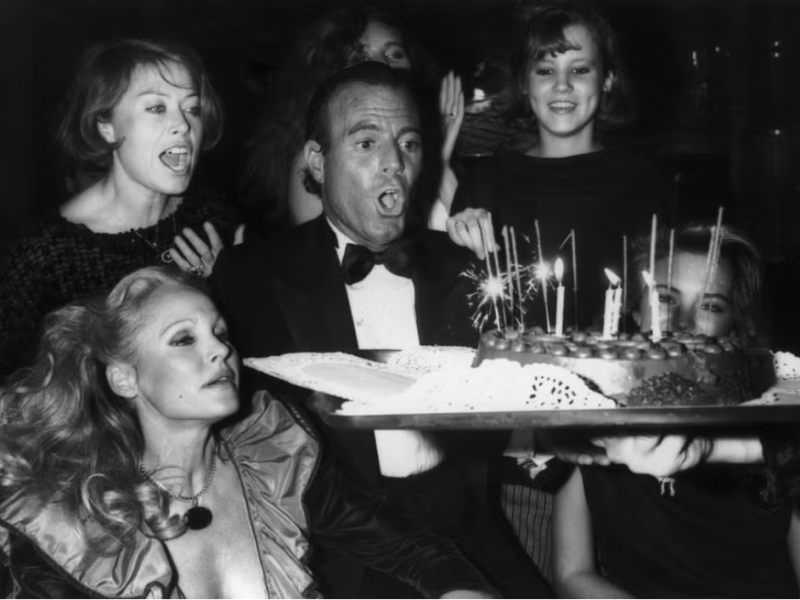 Julio Iglesias y los enanos&nbsp;crecidos.