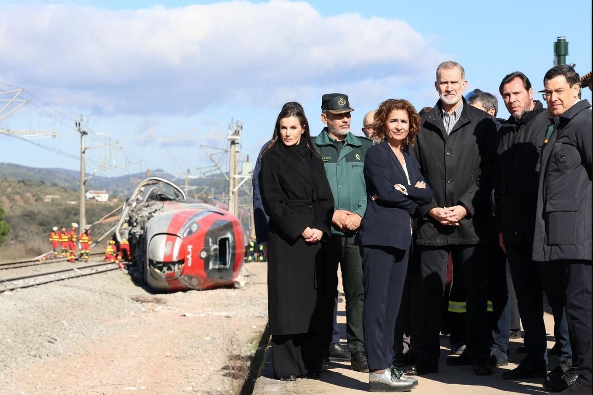 politicos-y-reyes-posando-tren-acidentado-barcelona-noticias
