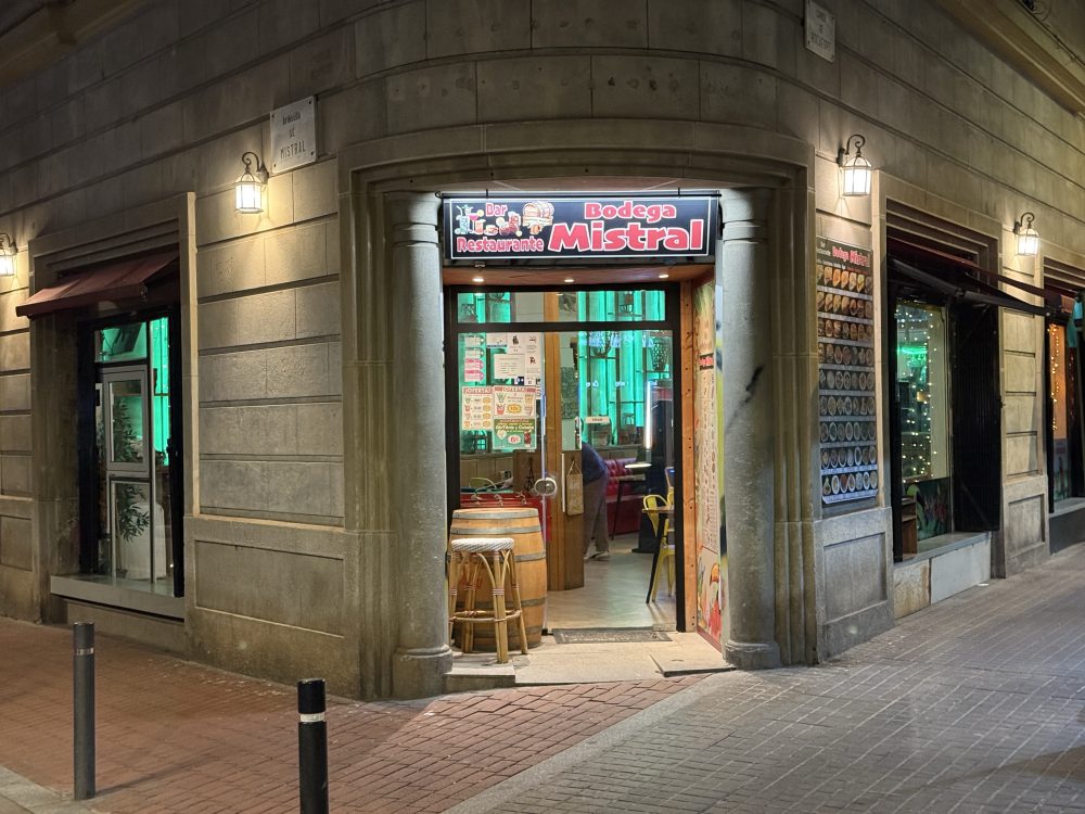 entrada bodega mistral con billar y futbolin